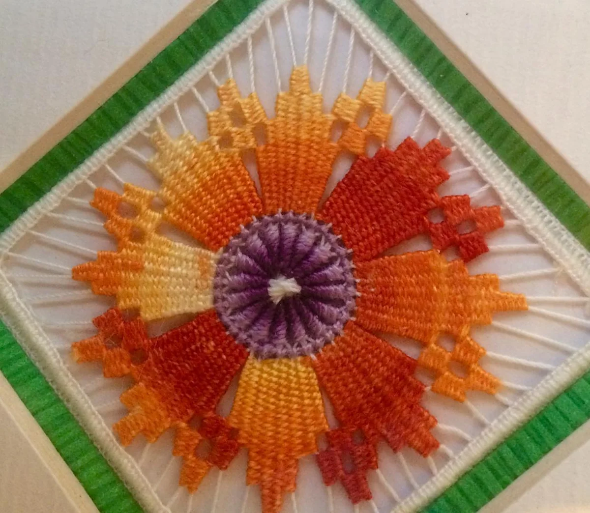 Une broderie aux couleurs vives, faite à Cilaos