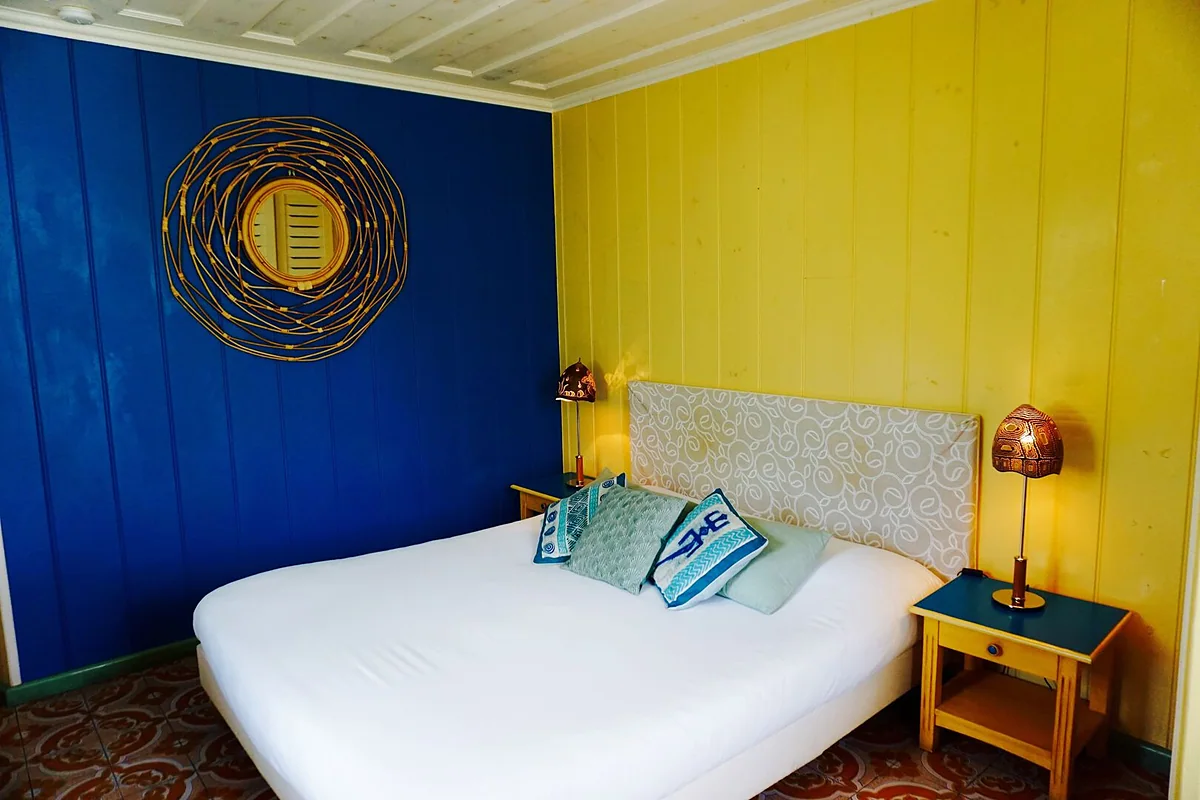 Une chambre aux murs bleu et jaune