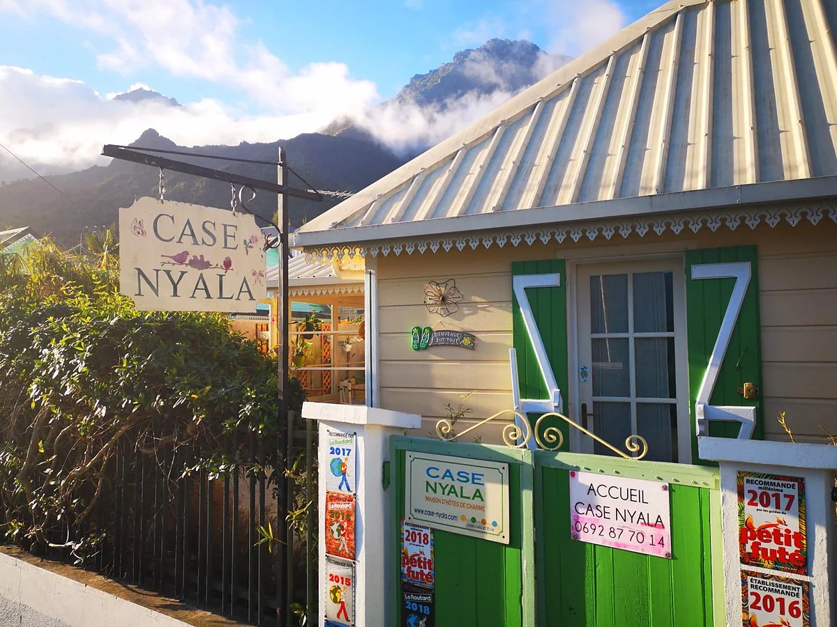 L'enseigne de la Case Nyala devant la case et les montagnes
