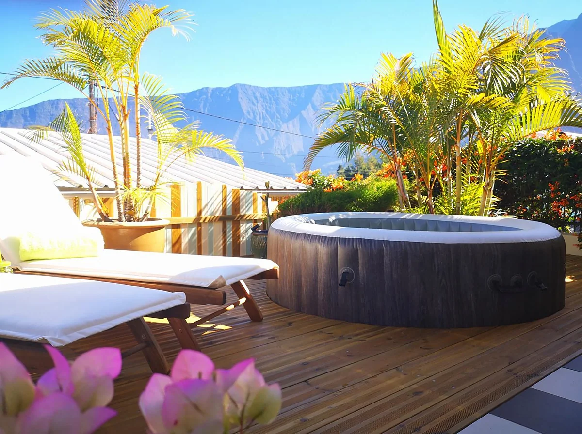 Le jacuzzi privatif de la chambre privilège, au soleil