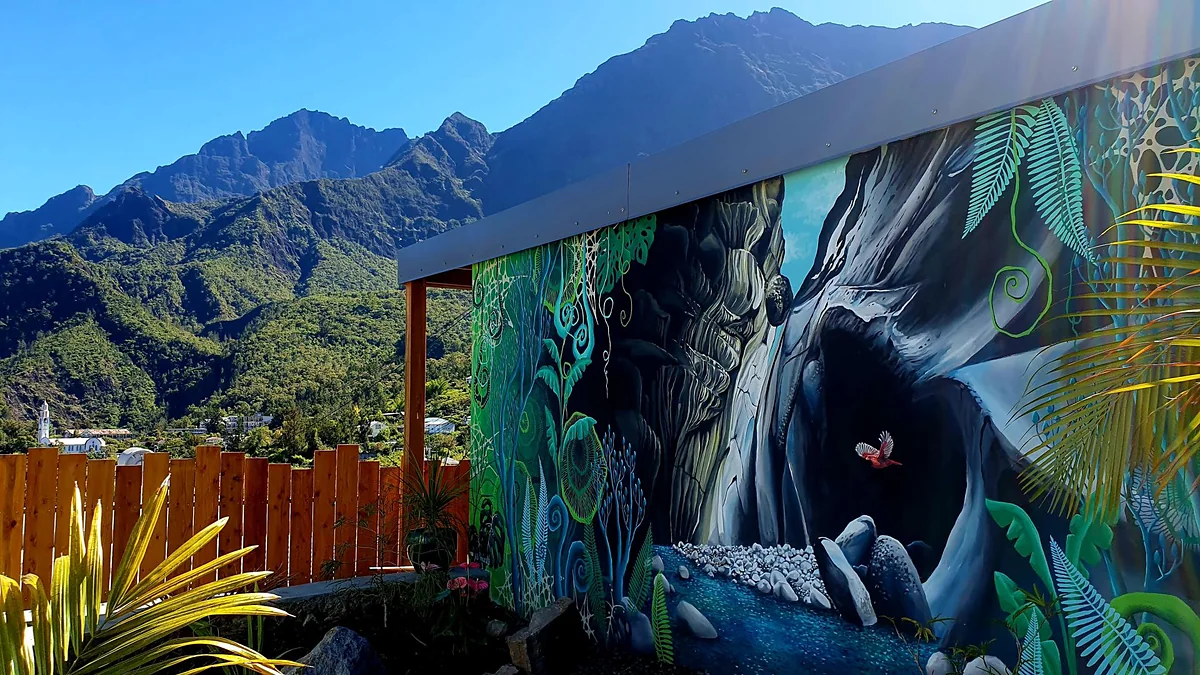 La terrasse du lodge Carpe Di'am, sa fresque et les remparts