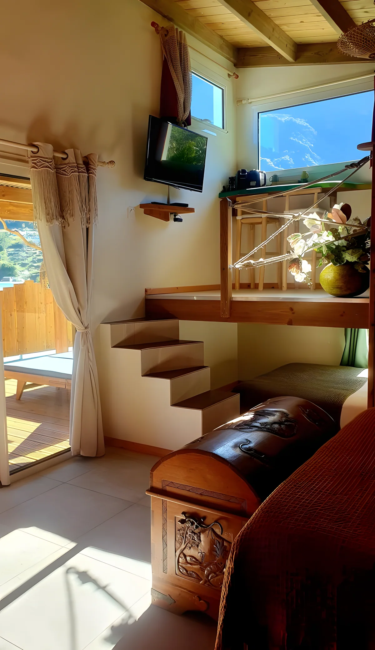 La mezzanine du lodge et son escalier en bois