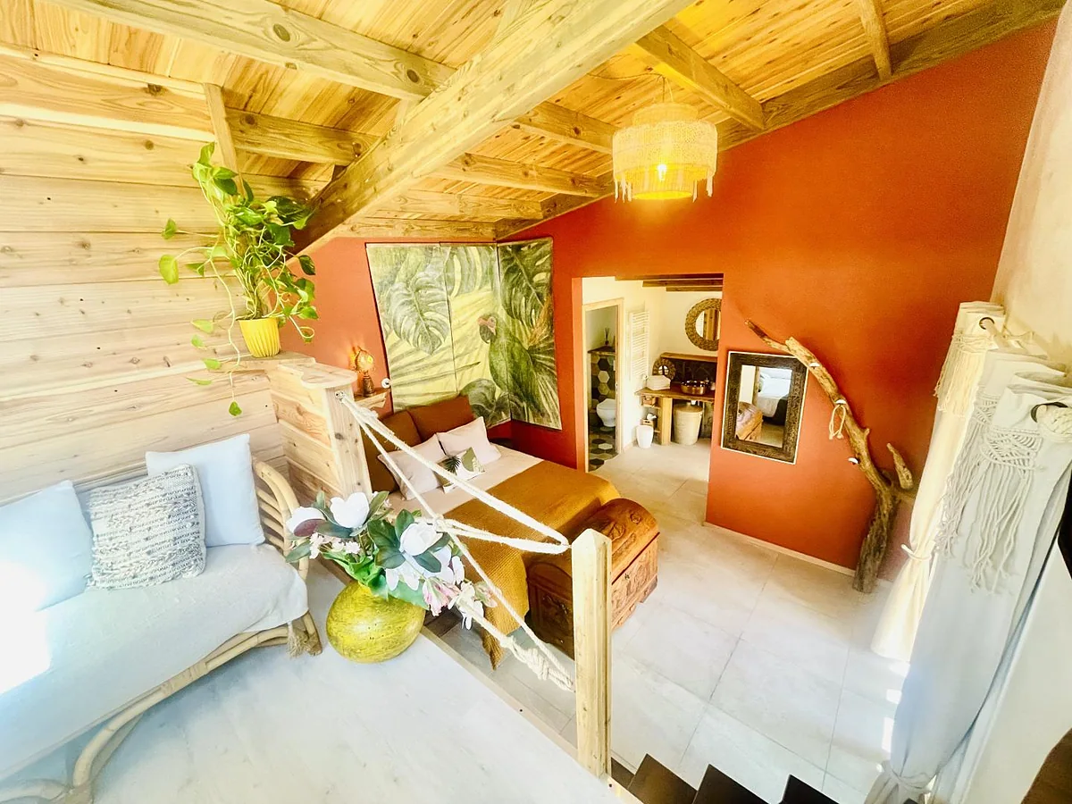 Le salon du lodge, ses murs ocre et sa décoration chinée