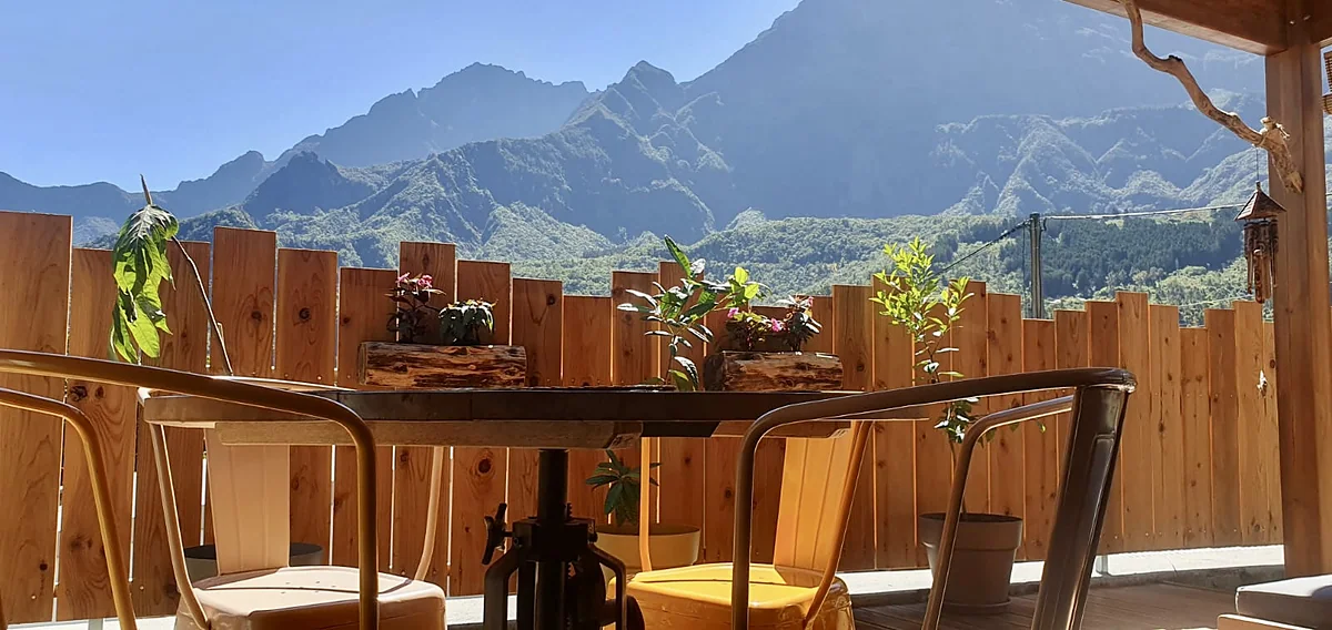 La table de la terrasse face aux sommets