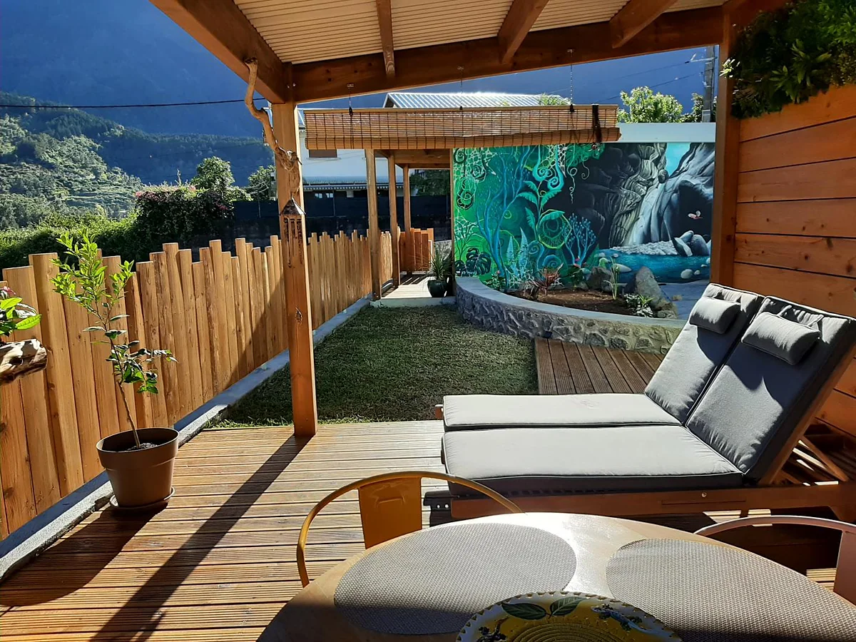 La terrasse en bois du lodge et ses bains de soleil