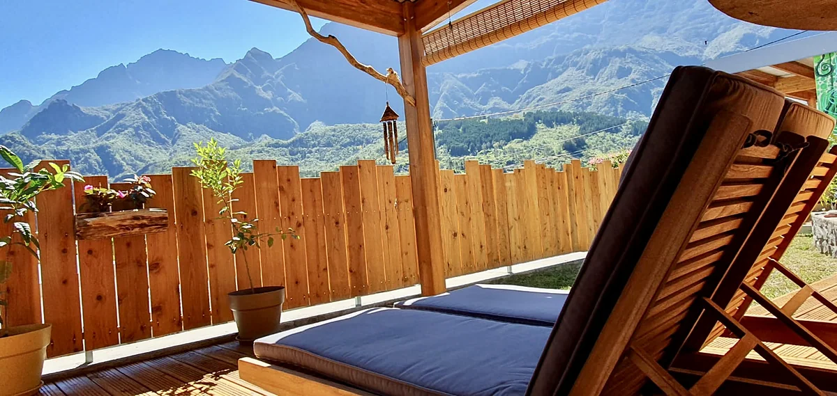 Les transats de la terrasse du lodge face aux montagnes