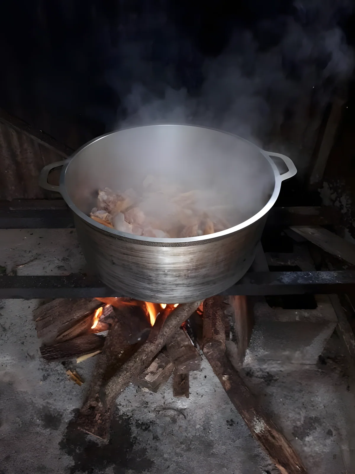 Une marmite de carry sur le feu de bois