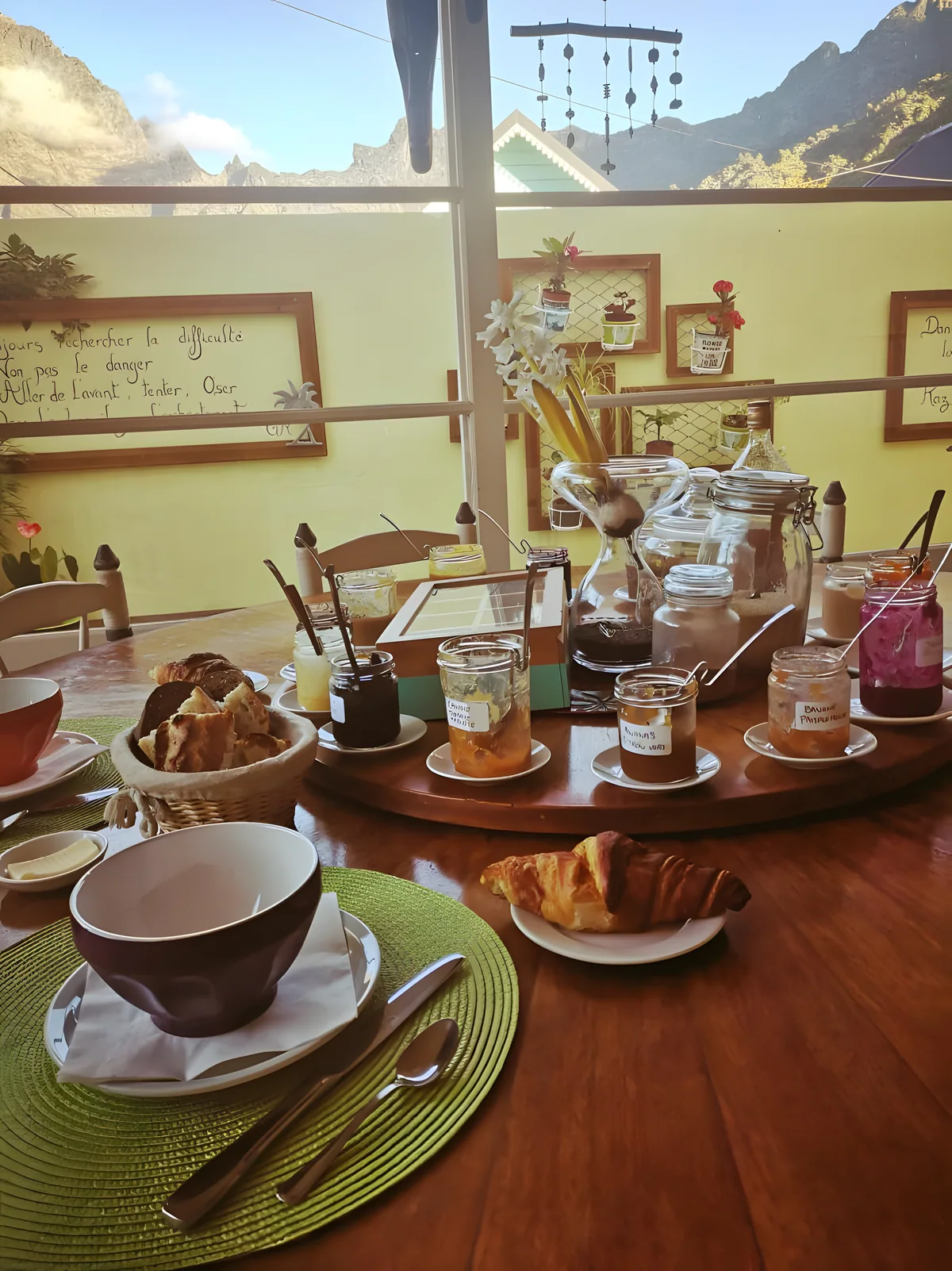 Le petit déjeuner servi face aux montagnes