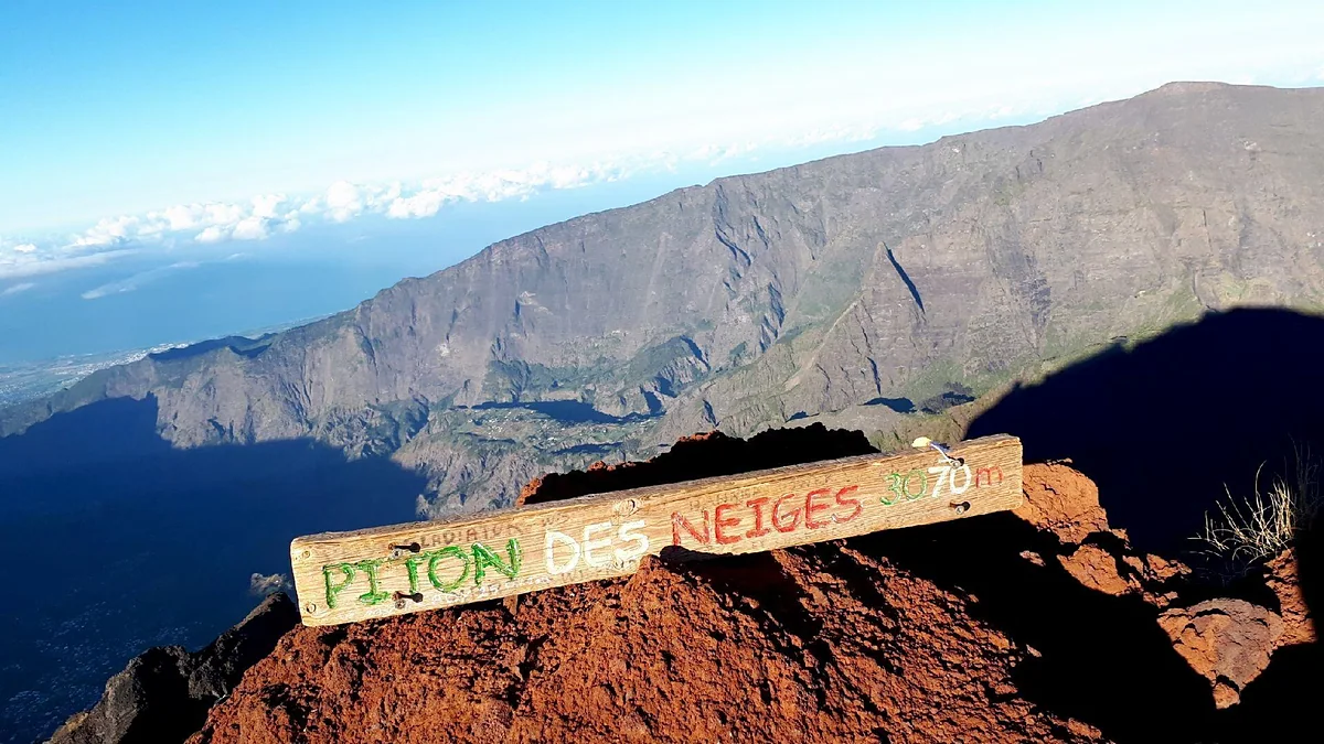 Le panneau du sommet du Piton des Neiges, au-dessus du cirque