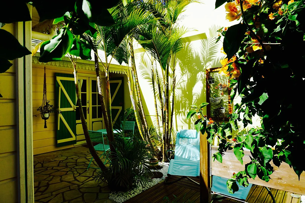 La porte d'une chambre ouverte sur le jardin tropical