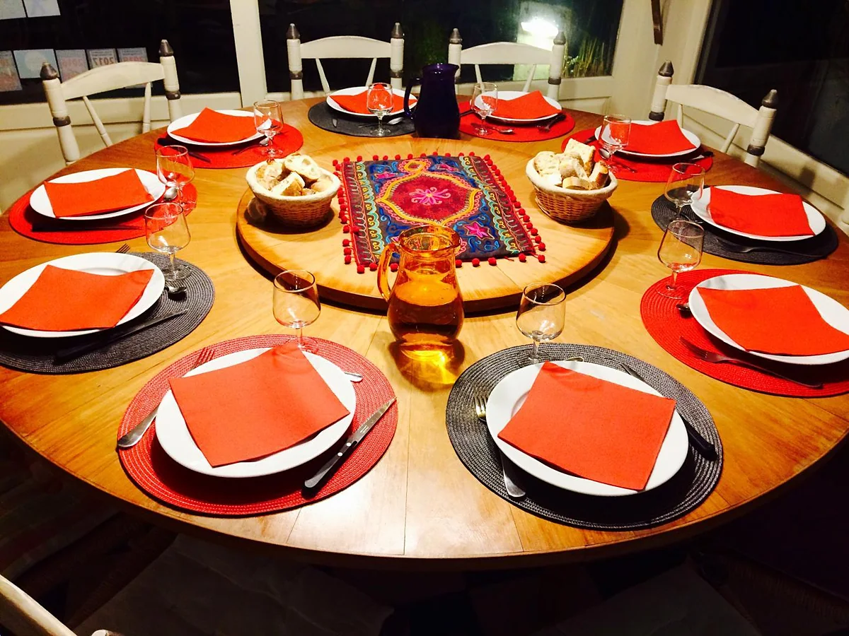 Une table dressée d'assiettes orange